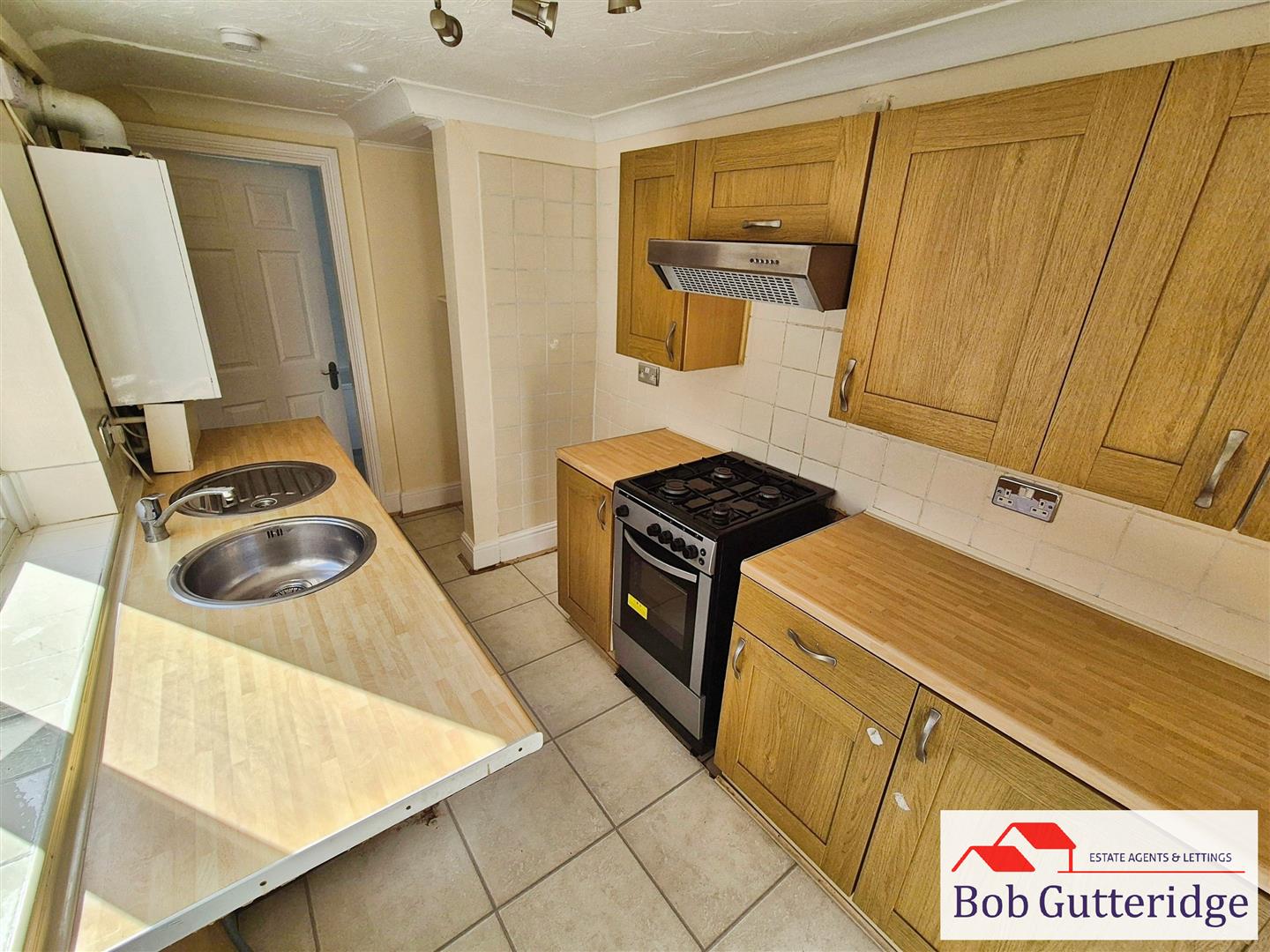 FITTED KITCHEN